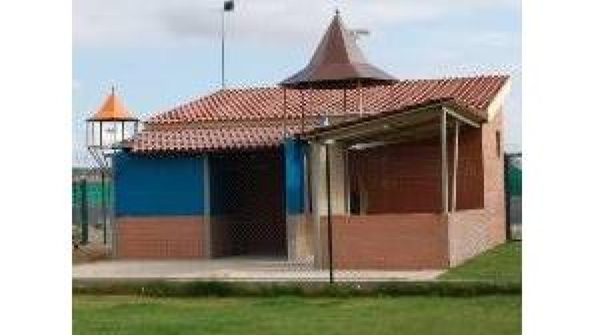 El servicio de Jardines está construyendo un gallinero para nuevas aves