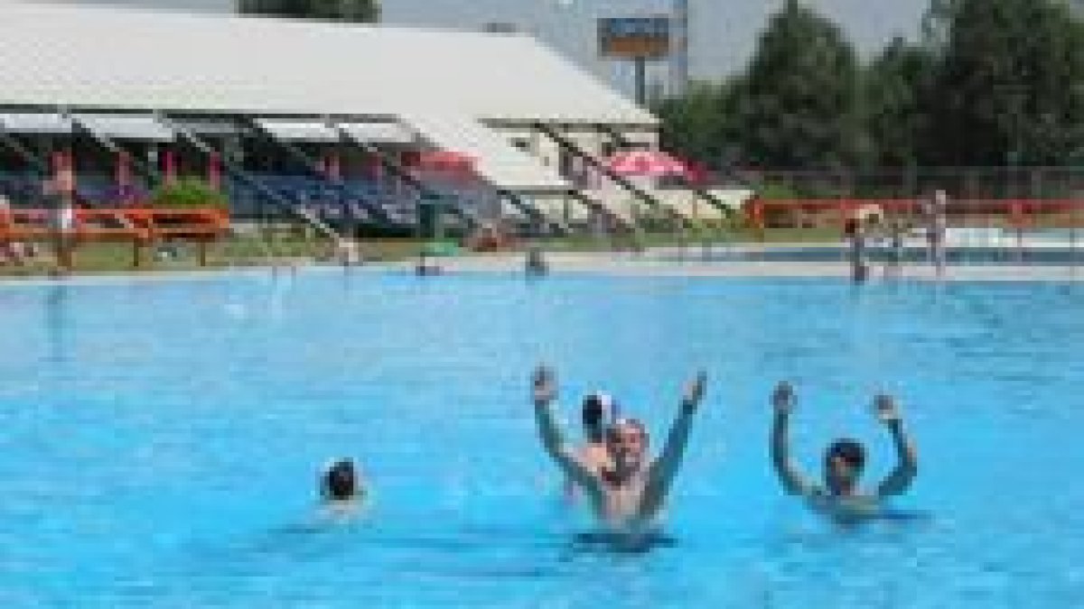 Durante el partido de España, el recinto de las piscinas quedó prácticamente vacío