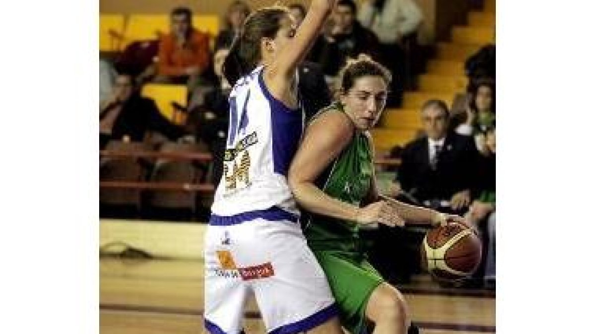 Marina Ferragut intenta ganar la posición para lanzar ante Lecoultre