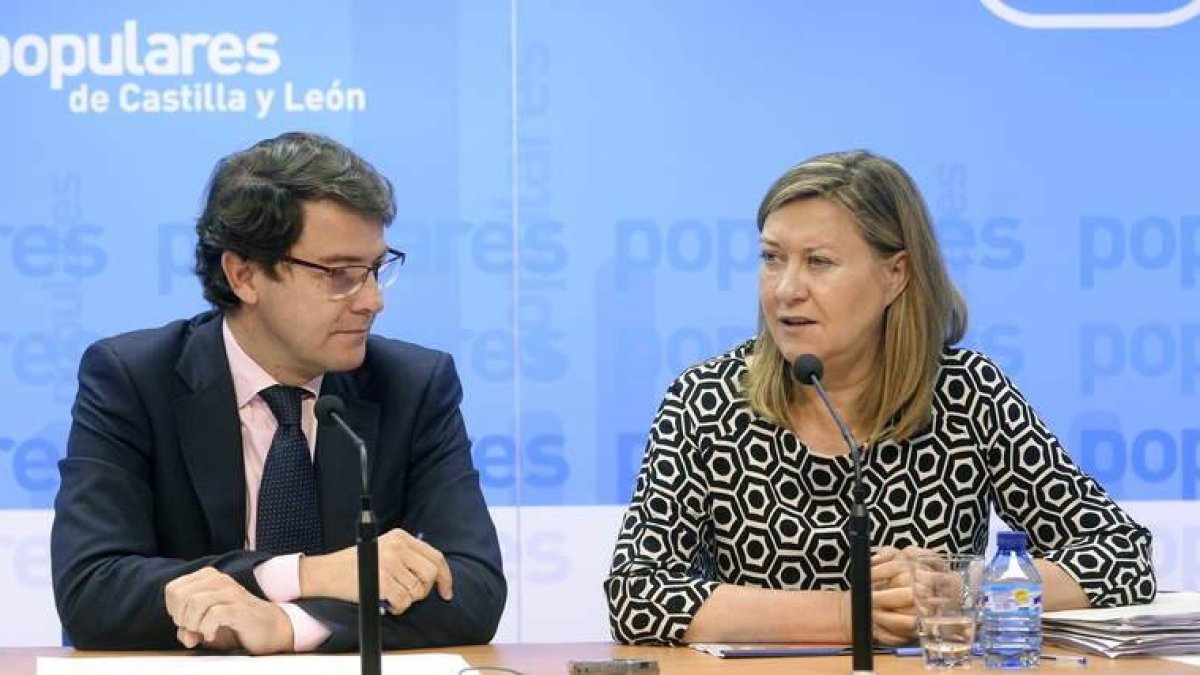 Alfonso Fernández Mañueco y Pilar del Olmo, ayer.