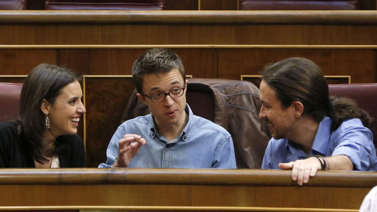 Irene Montero, Íñigo Errejón y Pablo Iglesias, ayer en el pleno del Congreso. J.J. GUILLÉN