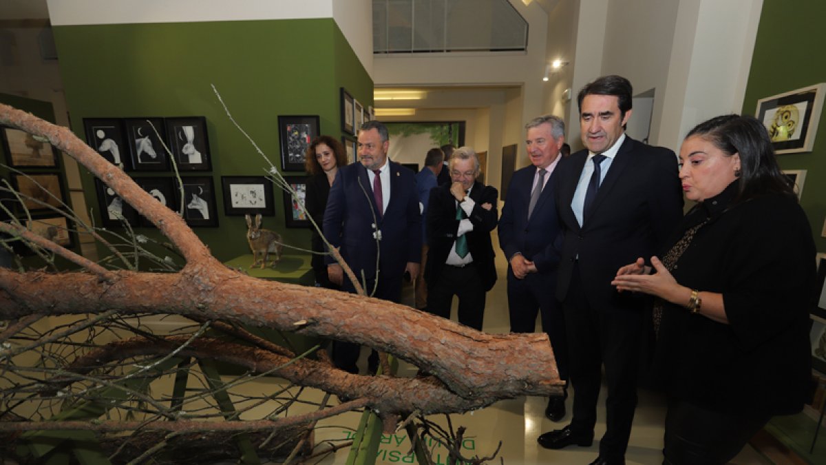 Silvia Blanco, explicando ayer la exposición a Valcarce, Quiñones y Morán. ANA F. BARREDO