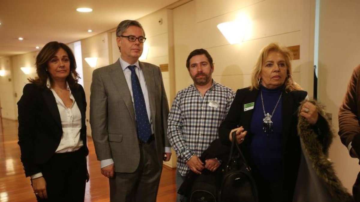 Los diputados del PP Beatriz Escudero y José Miguel Castillo con el hermano y la madre de José Couso, ayer.