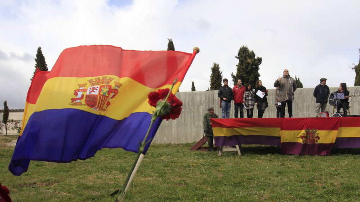 El cementerio acogió el Día de la II República.