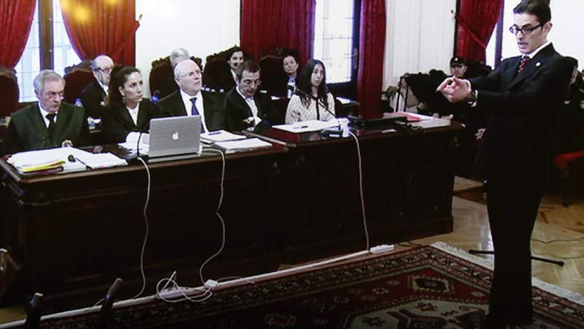 Ignacio Alija explica cómo se produjo el tiroteo ante la mirada de fiscal, abogados y acusadas. RAMIRO