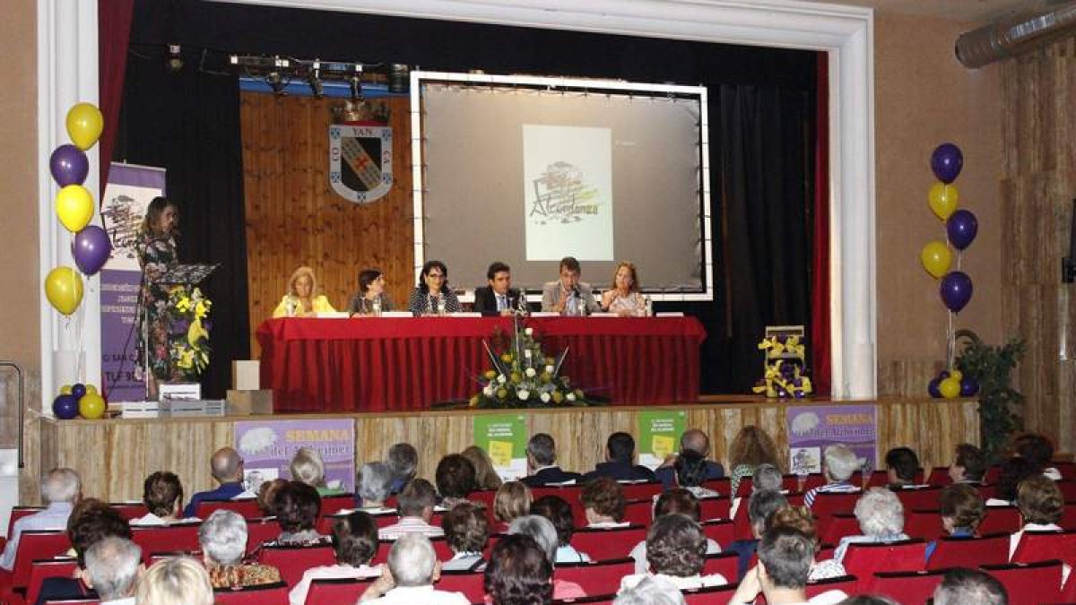 Un momento de la inauguración de la Semana del Alzhéimer. DL
