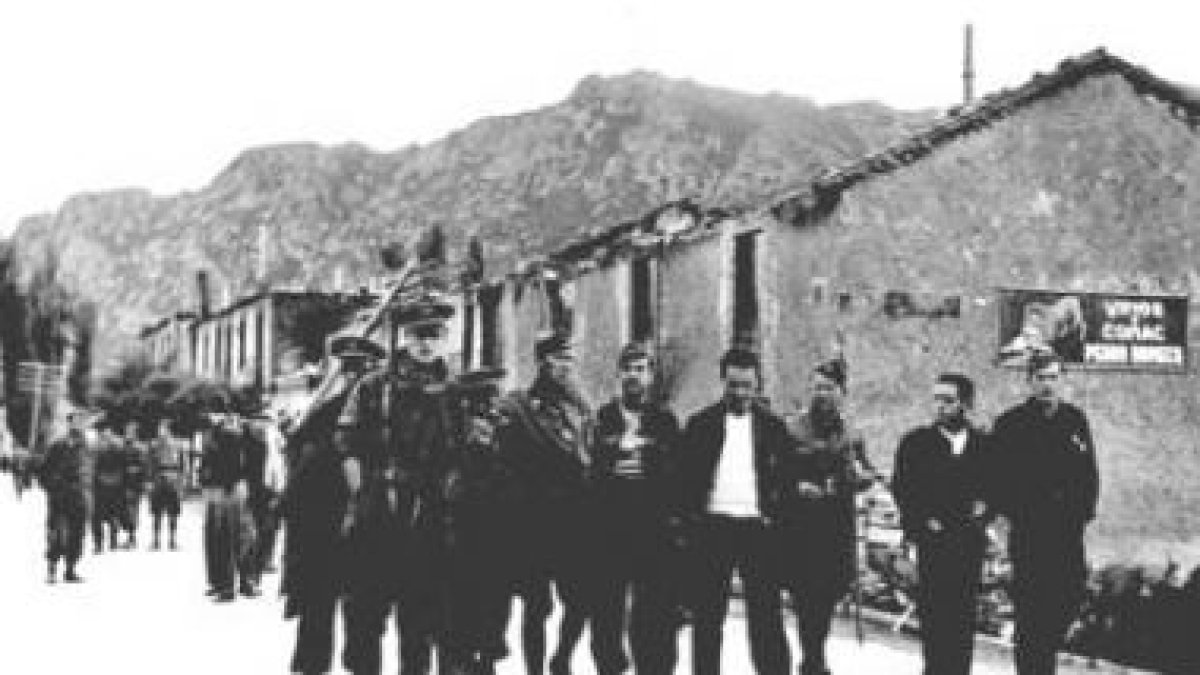 Soldados nacionales, en las calles de Villamanín, tras resultar prácticamente destruido.