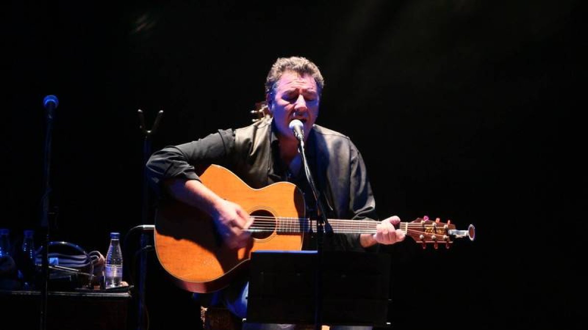 Carlos Goñi, líder del grupo Revólver, en una actuación en el Auditorio