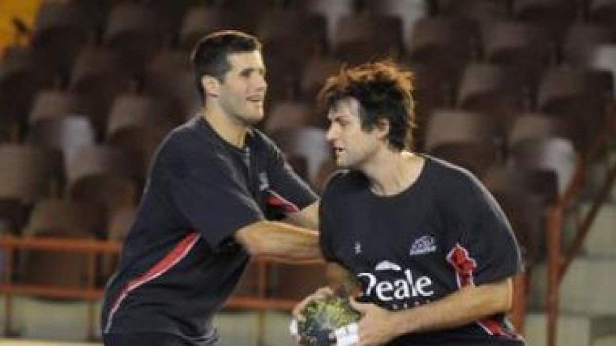 Castresana a la izquierda en un entrenamiento con su compañero el otro pivote, Carou.