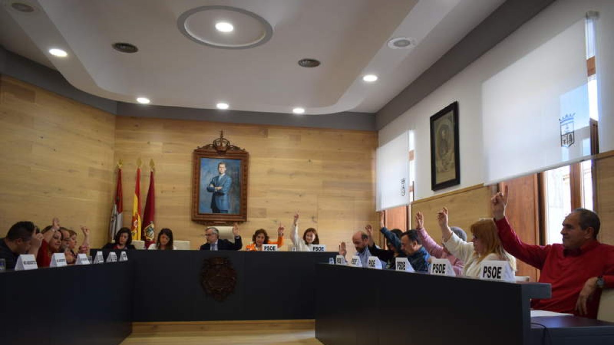 Un momento del pleno celebrado ayer. A.R.