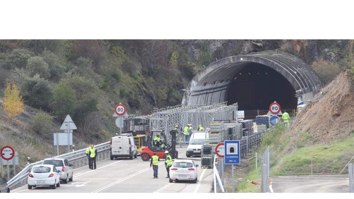 Los operarios realizan varios turnos para agilizar el remate de la reparación de las pérgolas del túnel antes de Navidad.