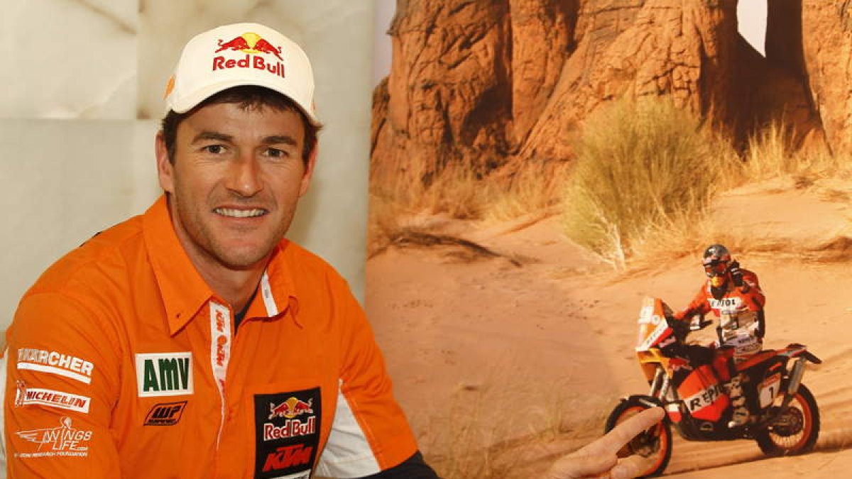 Marc Coma señala a una imagen de sus presencias en el Dakar durante su estancia en León.
