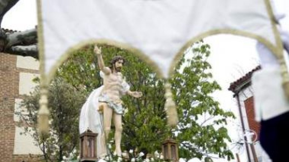 El paso del resucitado sale de la iglesia de San Andrés para dirigirse al encuentro con su Madre