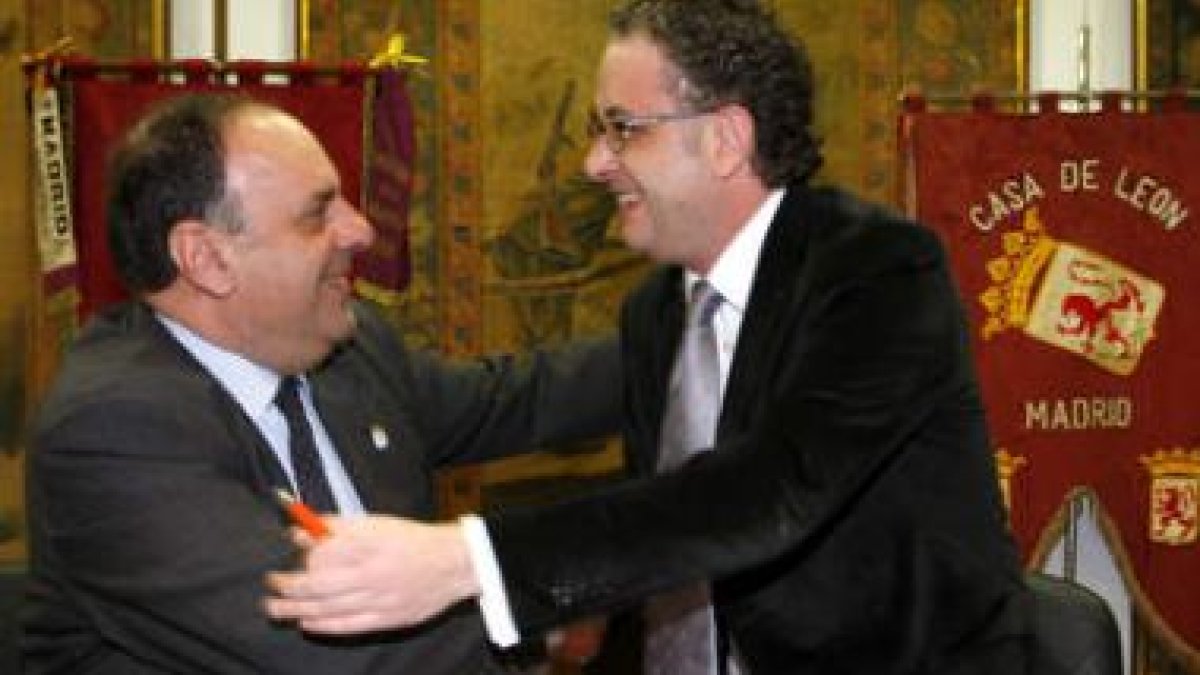 Rafael Alonso, presidente de la Casa de León en Madrid, junto a Javier Chamorro