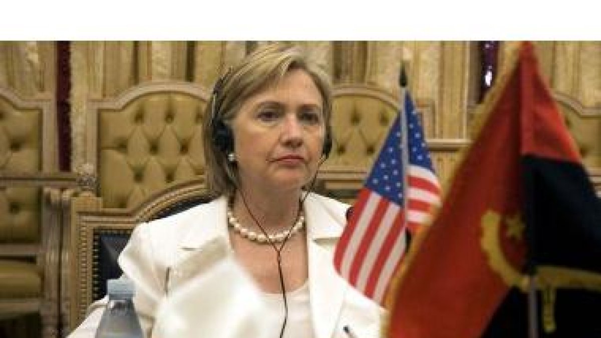 Hillary Clinton, durante la reunión en el ministerio del Petroleo de Angola, hace dos días.