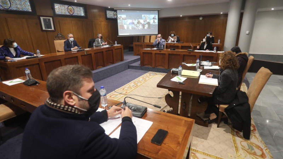 La mayoría de los concejales participó en la sesión plenaria de manera telemática. ANA F. BARREDO