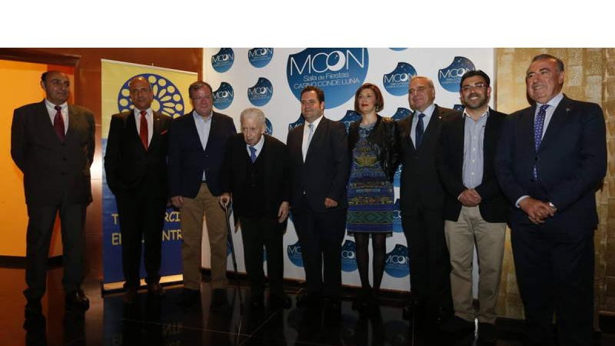 Foto de familia de representantes municipales, de Cruz Roja y de León Gótico. JESÚS F. SALVADORES