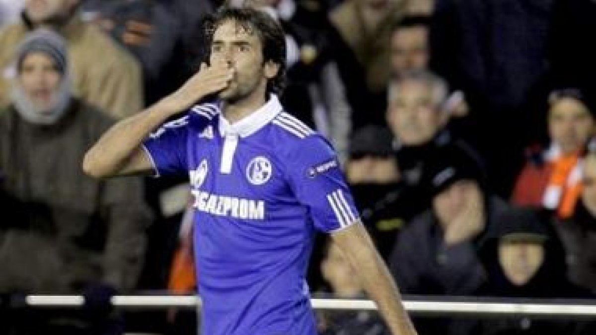 Raúl González celebra el gol que ha marcado al Valencia.