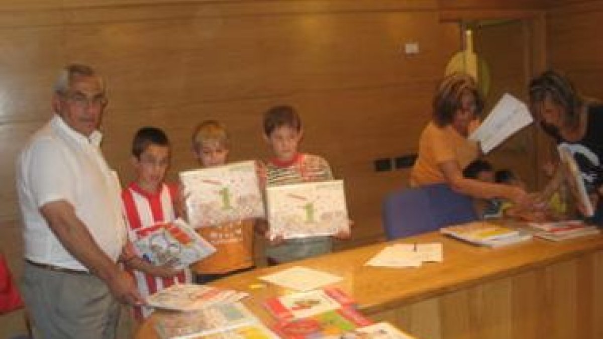 El alcalde de Villamanín entregó los libros de texto a los escolares del colegio.