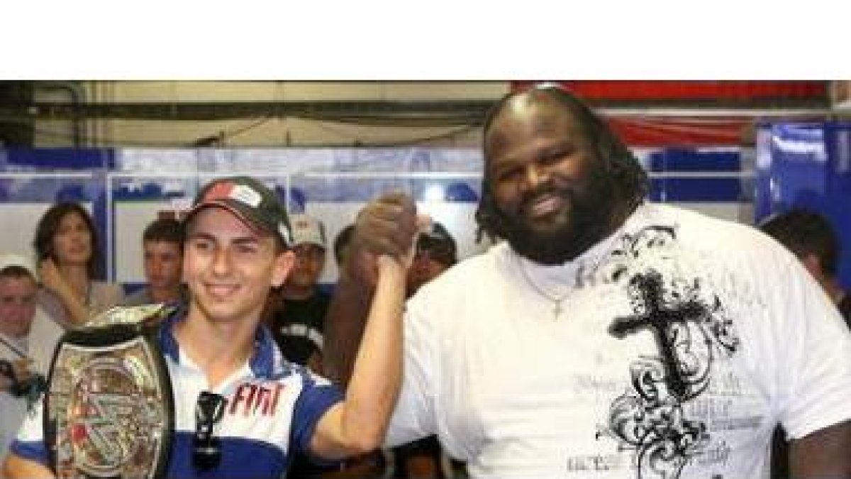 Lorenzo saluda al hombre más fuerte del mundo, el estadounidense Mark Henry.