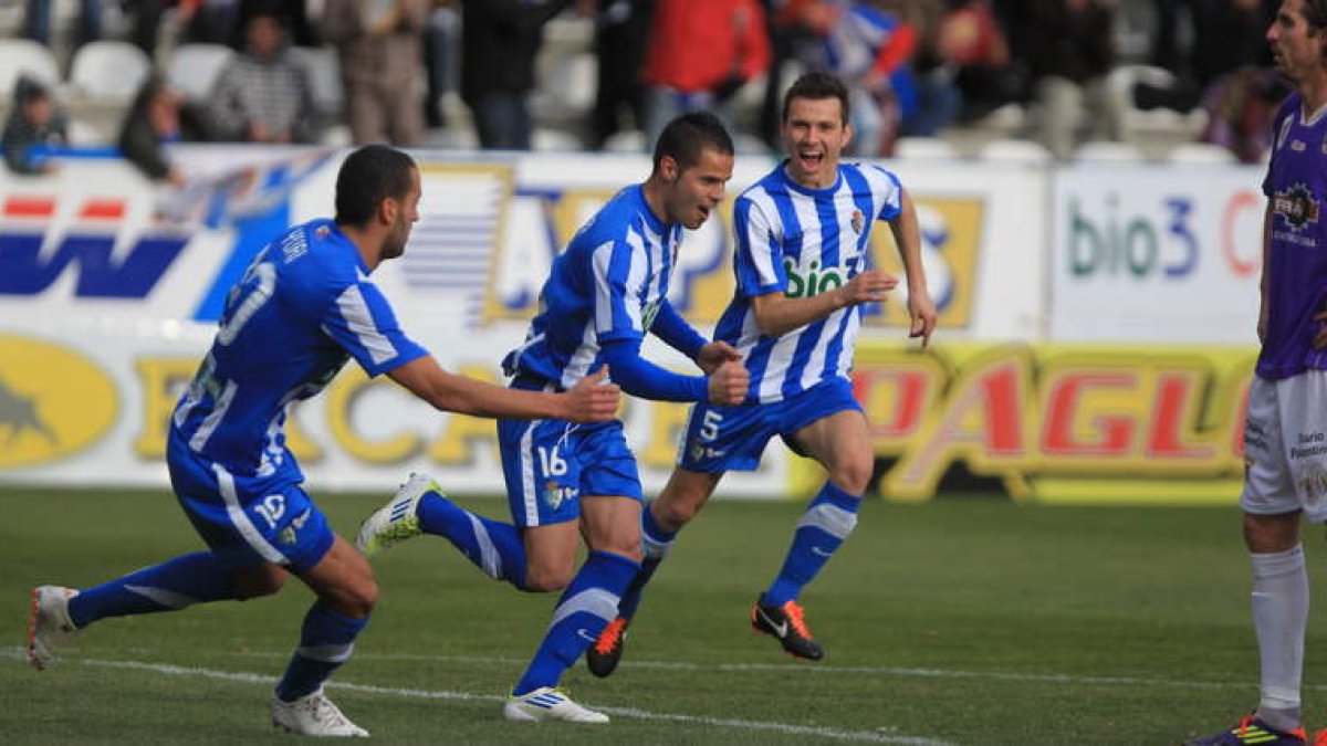 Acorán evitó que los nervios se apoderasen de El Toralín al marcar el tanto del empate sólo siete minutos después de que el rival se hubiese adelantado en el marcador. La alegría del canario era evidente.