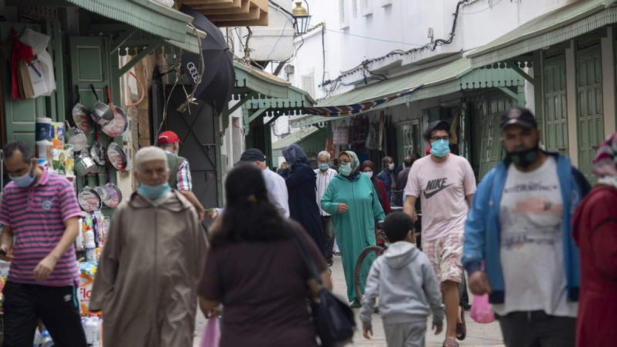 Una calle comercial de Rabart, ayer, con ciudadanos con mascarillas. HALAL MORCHIDI
