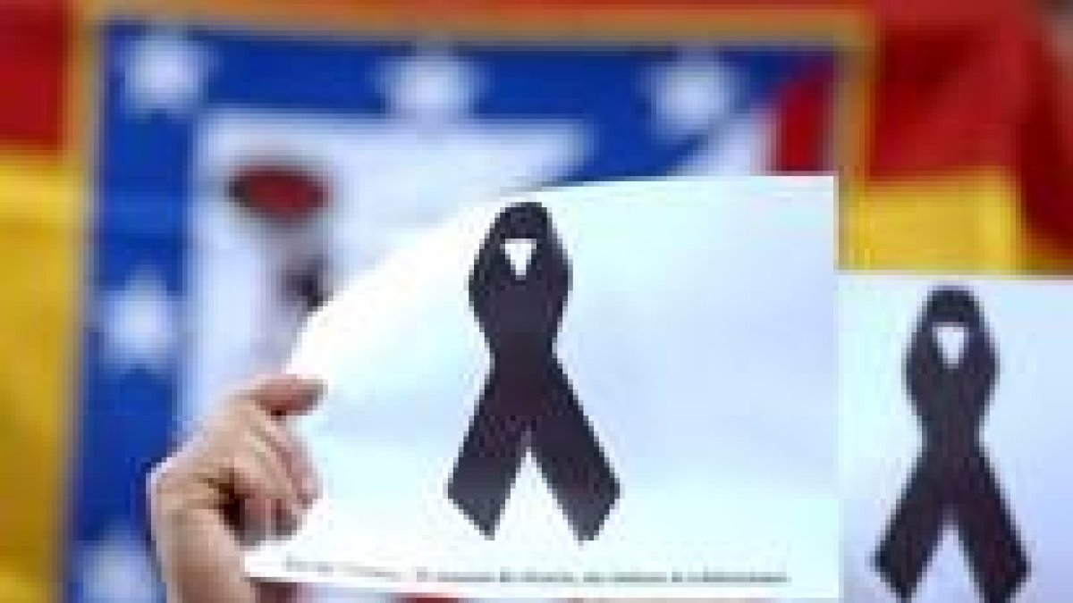 Un hombre muestra su repulsa al 11-M en el estadio Vicente Calderón