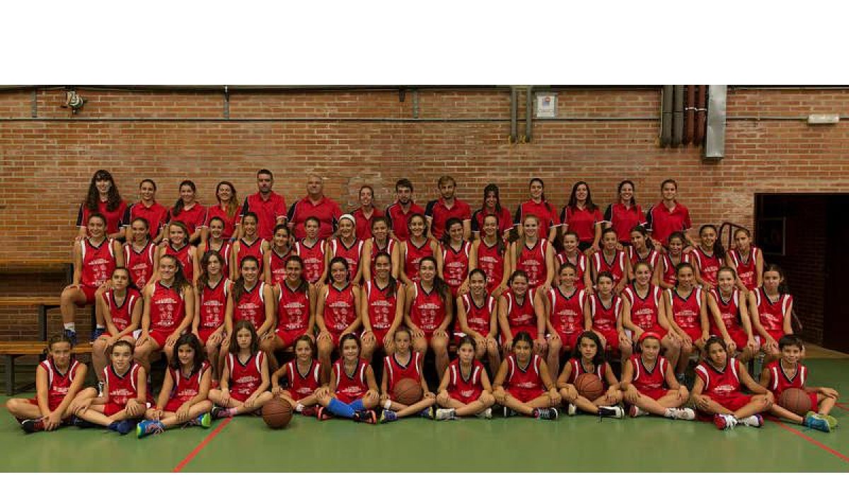 Foto de familia de los participantes en el campus.