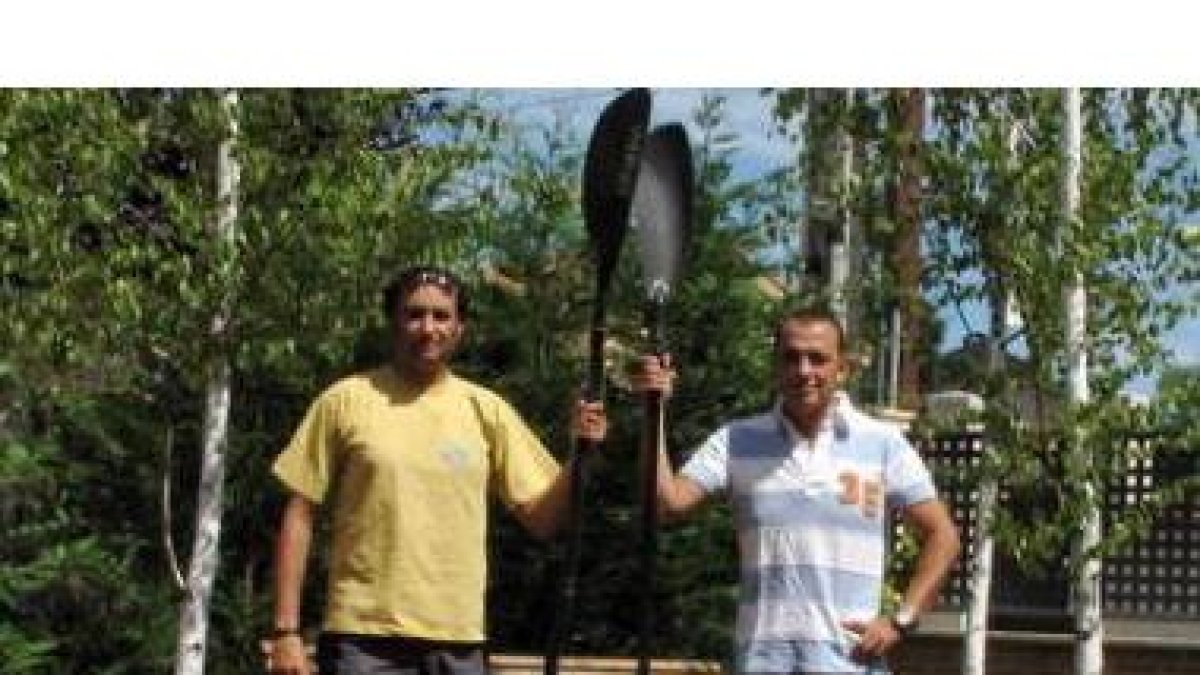 Juan Carlos González Durán y Félix Zuazo posan con los remos de la embarcación.