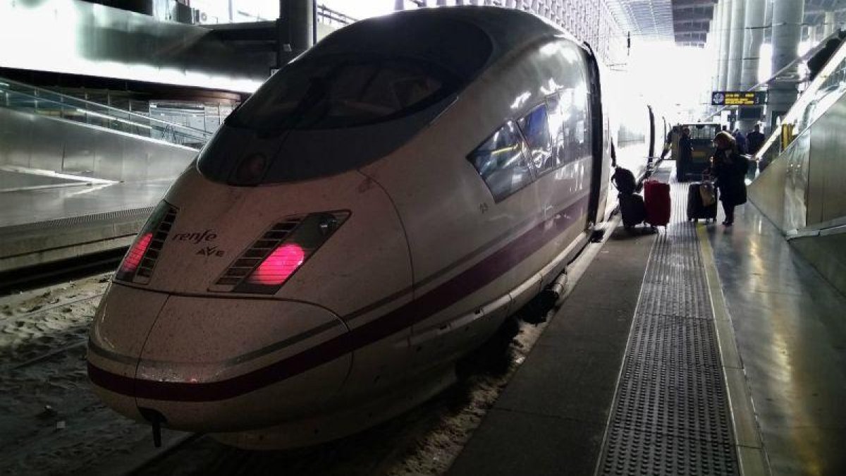 Un AVE en la Estación de Atocha de Madrid.