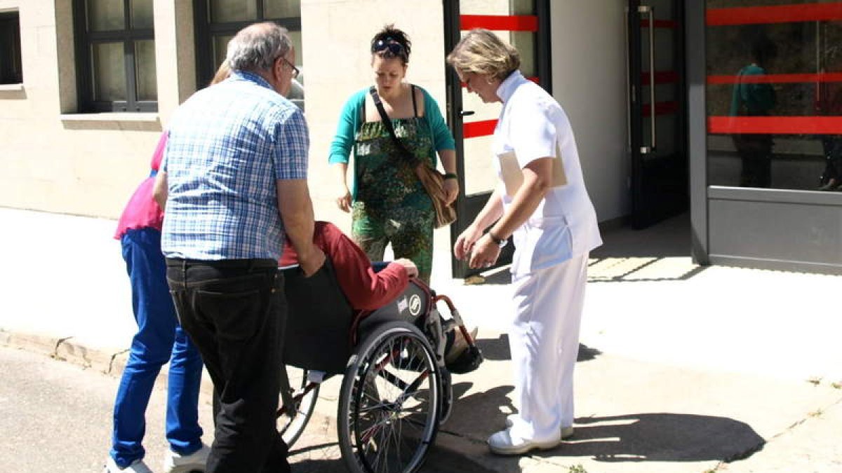 Uno de los residentes de la nueva fase llega al centro.