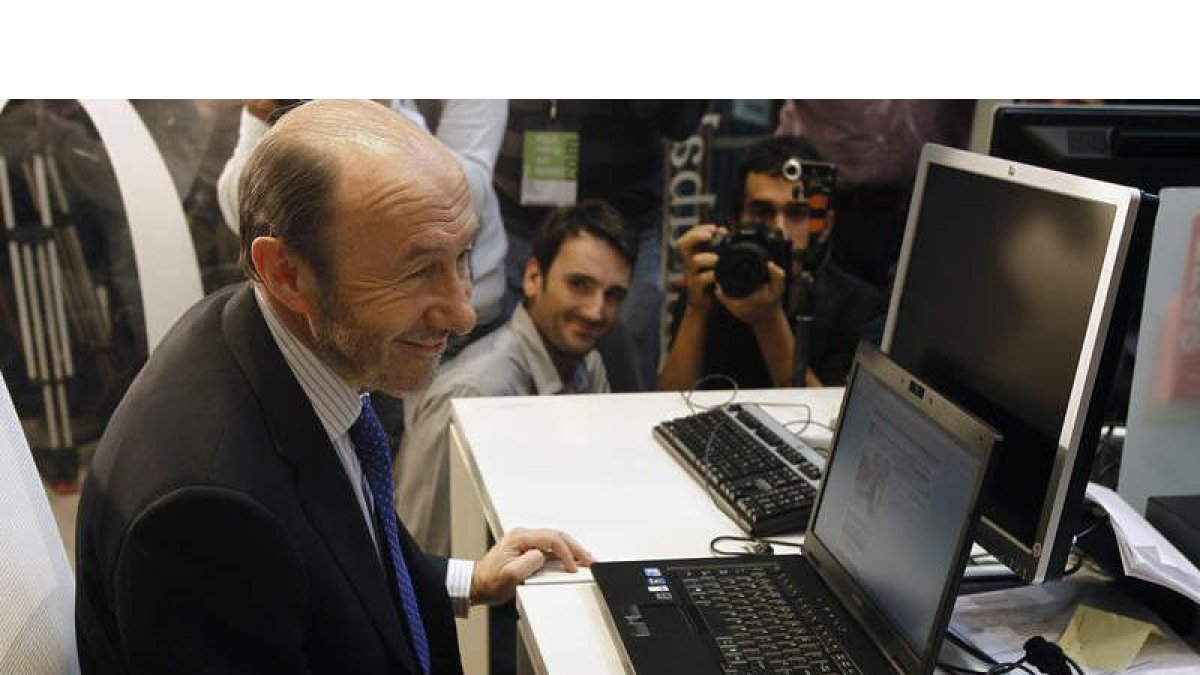 El candidato del PSOE a la Presidencia del Gobierno, Alfredo Pérez Rubalcaba, durante un encuentro con internautas.
