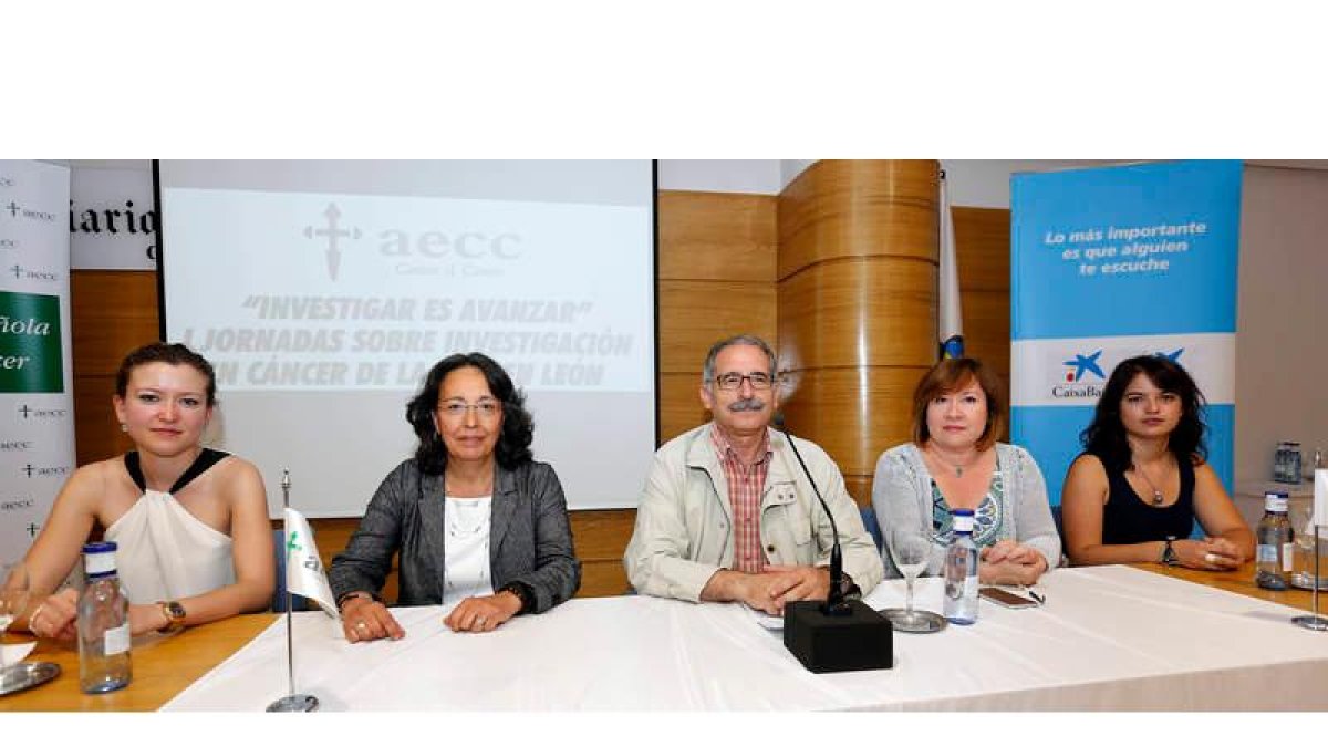 Diana Isabel Sánchez, María Jesús Tuñón González, Estanislao de Luis Calabuig, Carmen Marín Vieira y Laura Maeso Alonso, en el Club de Prensa. MARCIANO