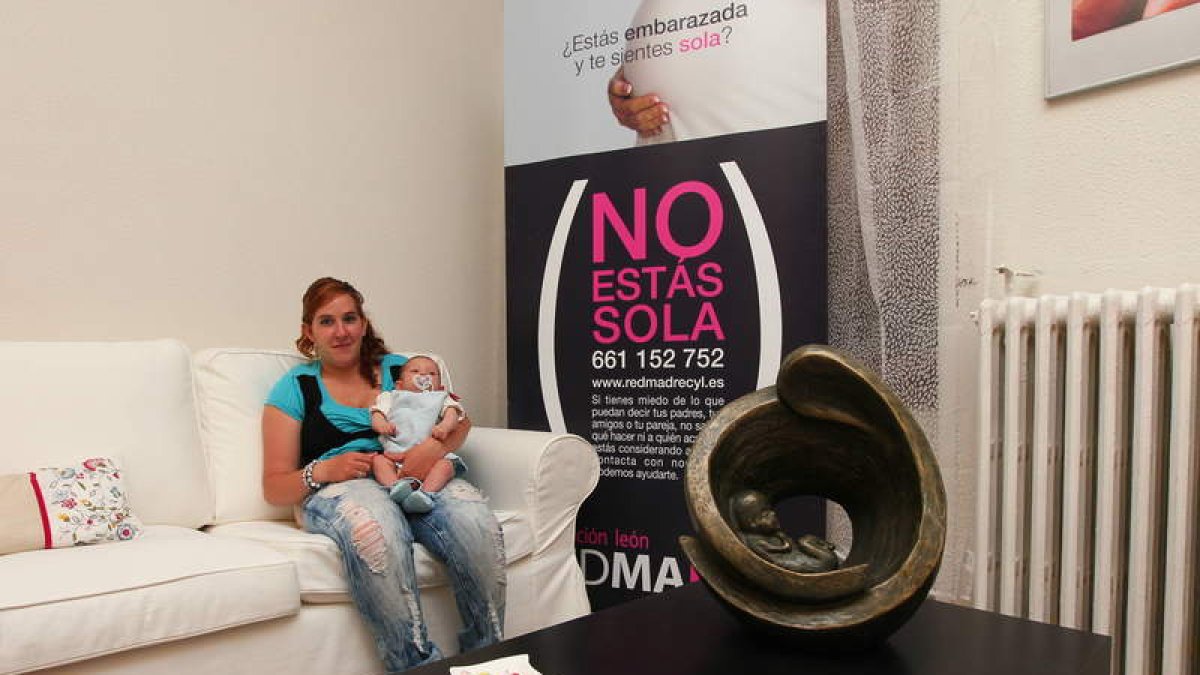 Jessica en la sede de Red Madre, en el edificio Emperador, con su pequeña Elisa en brazos.