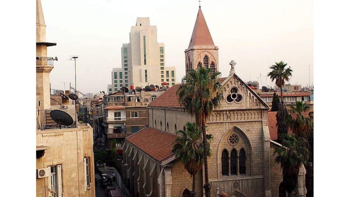 Vista general de Damasco, capital de Siria, con un templo religioso en primer plano.