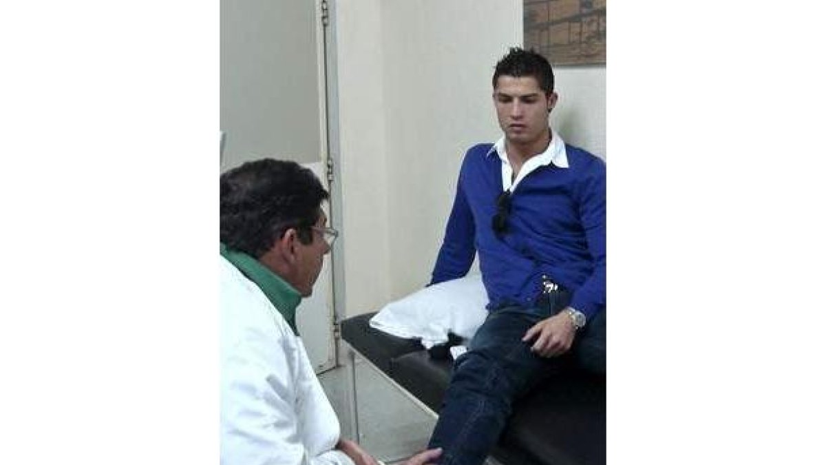 Cristiano Ronaldo es examinado por su Federación.
