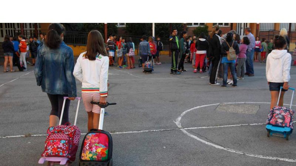 Los escolares regresaron ayer a las aulas; en la foto, el Colegio Cervantes.