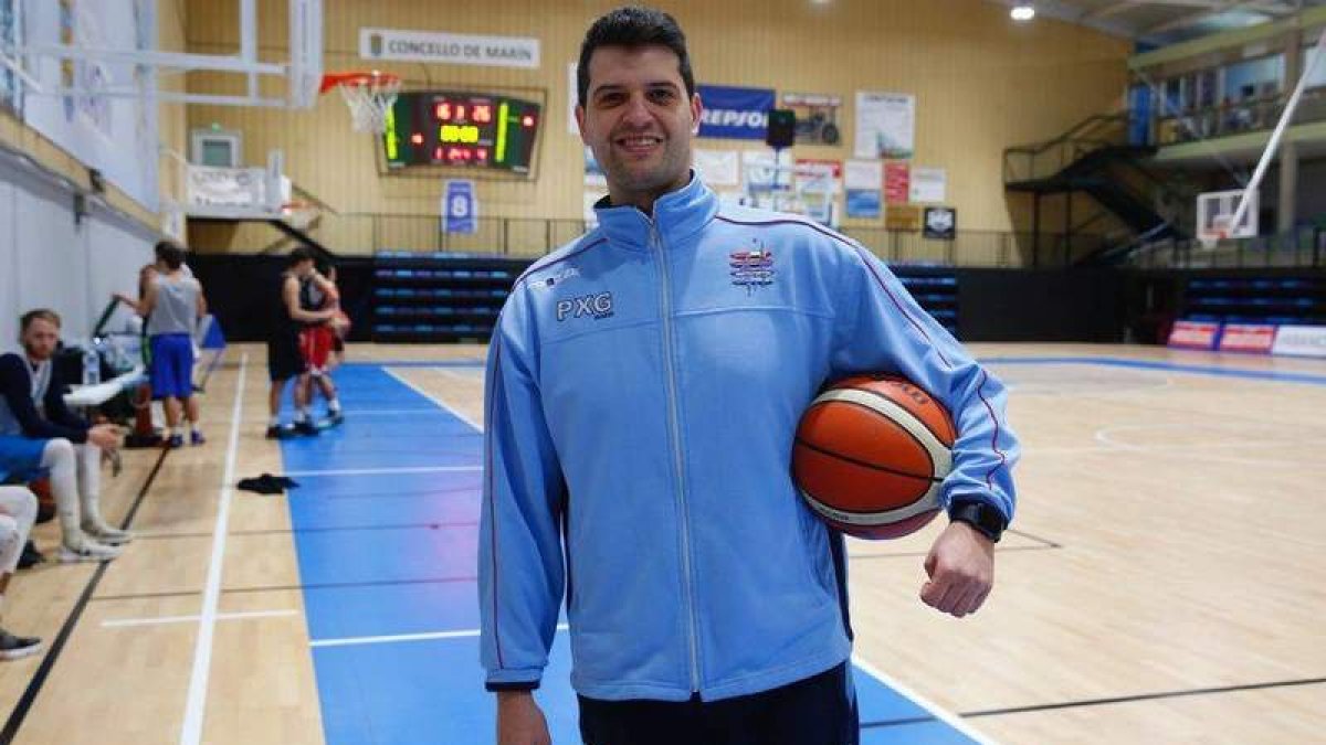 Javier Llorente es el técnico del Marín Peixegalego, único invito del baloncesto nacional. LA VOZ DE GALICIA