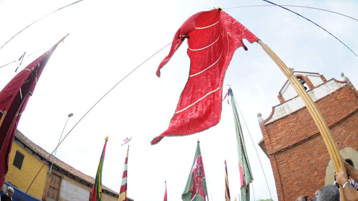 Los pendones de la provincia volverán a acompañar la procesión de Cristo de la Veracruz de Lorenzana.