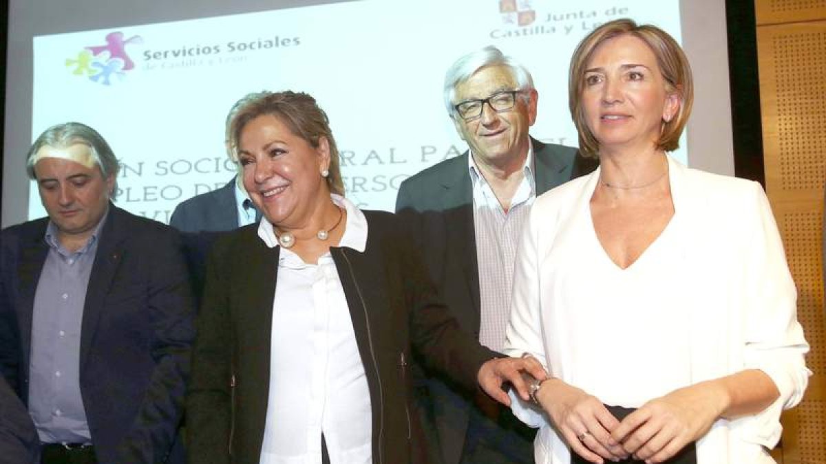 Valdeón y Alicia García, junto a varios ponentes de la jornada de presentación del plan. MIRIAM CHACÓN