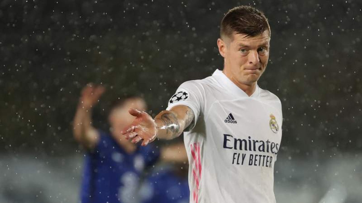 El futbolista alemán Toni Kroos será baja mañana en el Real Madrid para medirse al Athletic. JUANJO MARTÍN