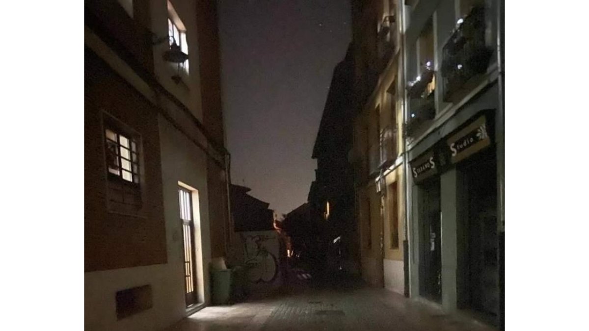 Varios puntos del barrio de Santa Marina, que se quedaron sin alumbrado público durante las dos últimas noches, aunque la luz sí llegaba al interior de los edificios. DL
