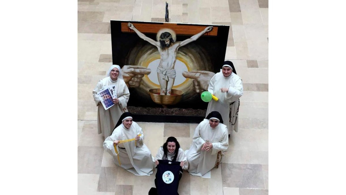 Las monjas muestras las herramientas de magia que utilizan. convento madres dominicas