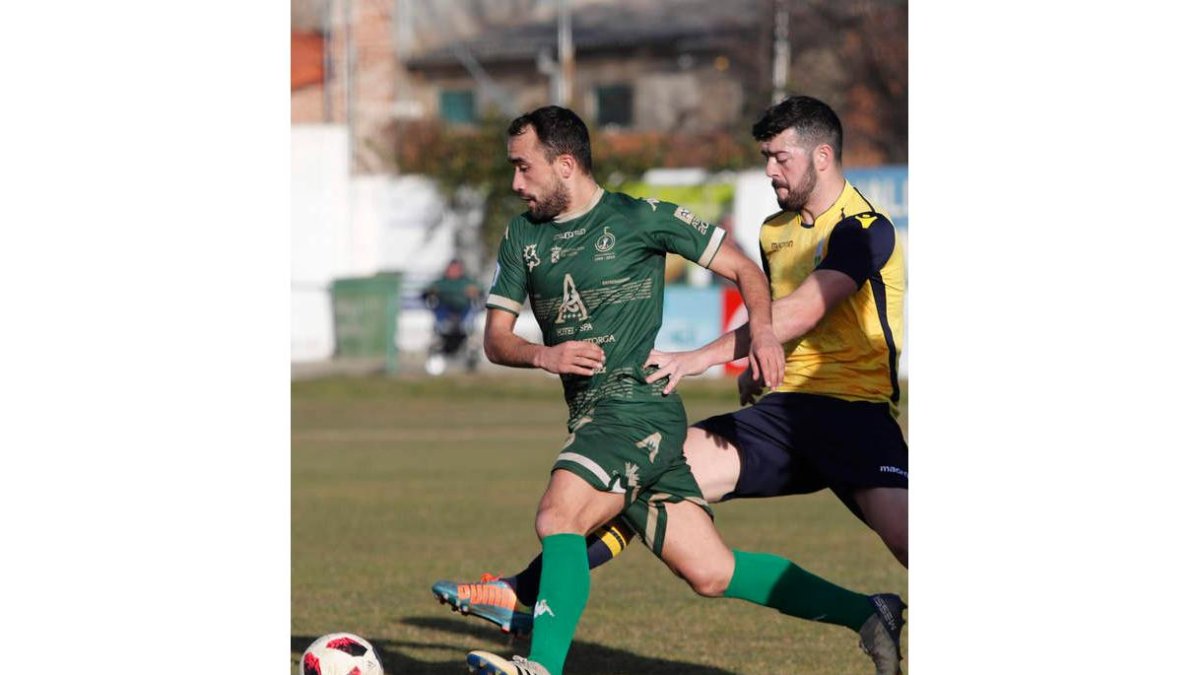 Javi Amor abrió el camino de la victoria maragata al marcar el primer gol del derbi. JESÚS F. SALVADORES