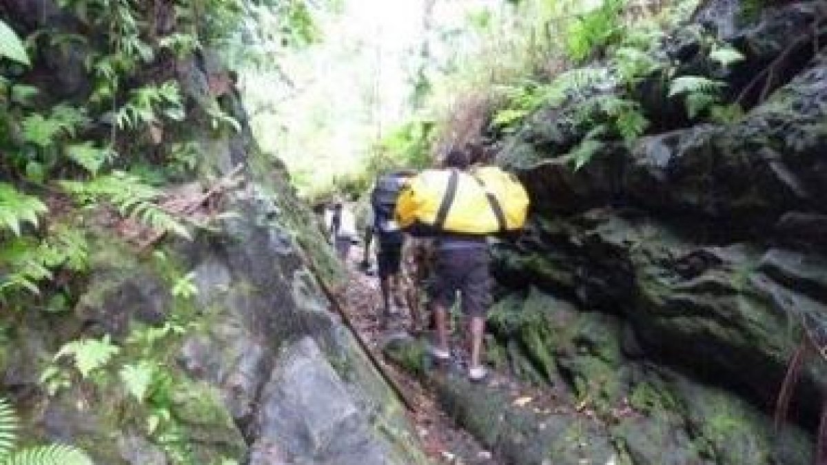 Hacia el campo base del volcán por la lava solidificada