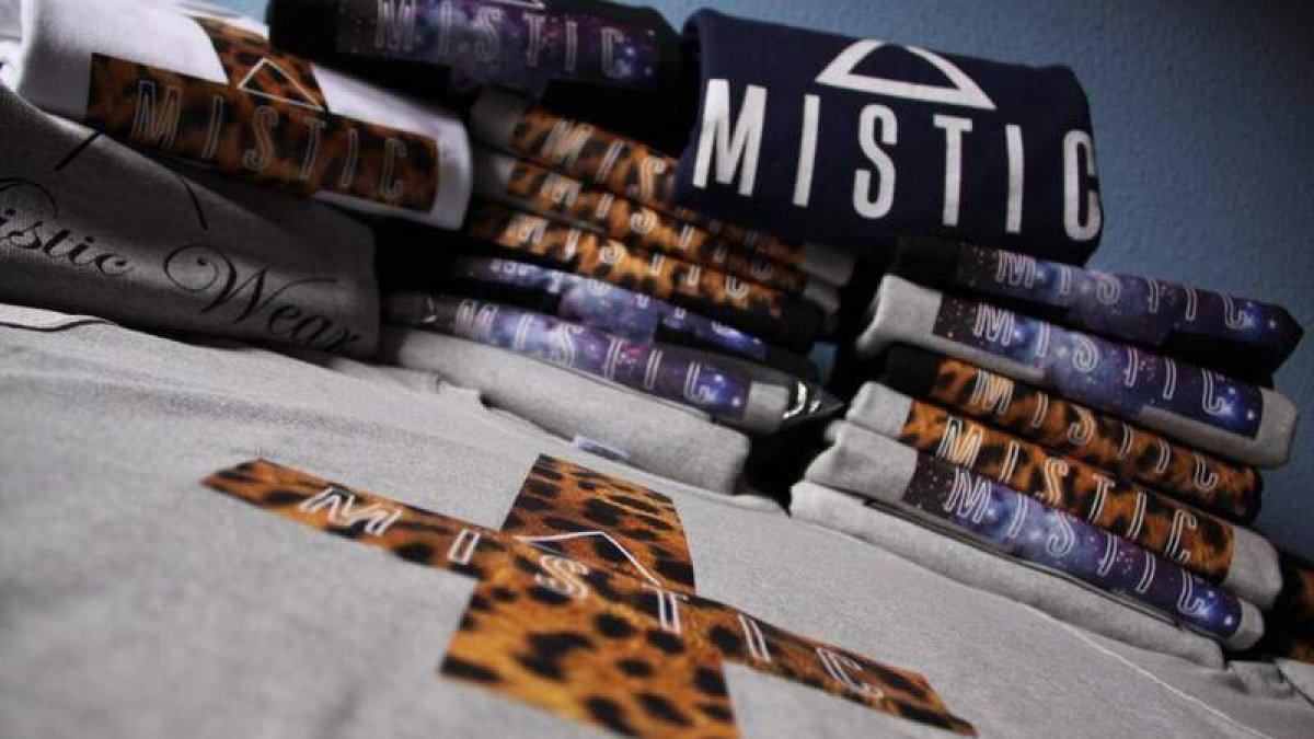 Cinco jóvenes leoneses son los padres de Mistic, la nueva marca de ropa que invade León.