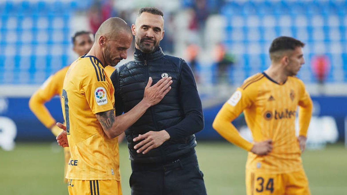 El jugador de la Ponferradina Ale Díez trata de irse de dos rivales en una acción del partido en El Alcoraz. DANIEL MARZO