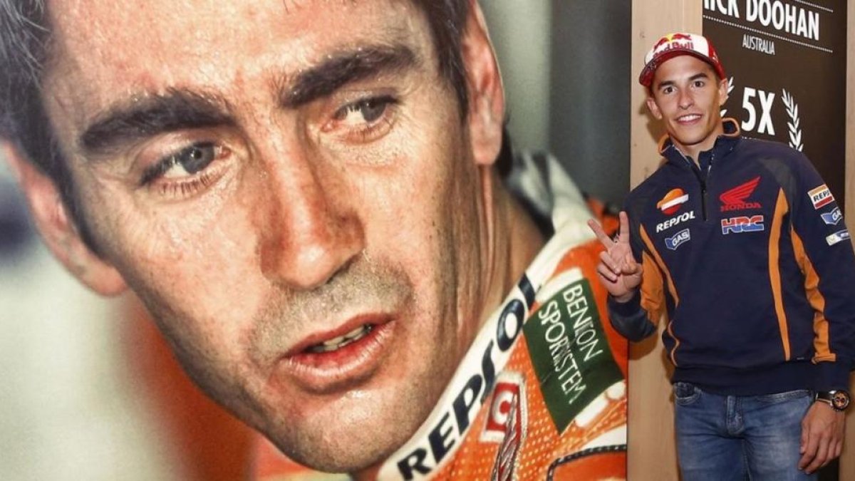 Marc Márquez, junto a un retrato histórico de Mick Doohan, en Spielberg.