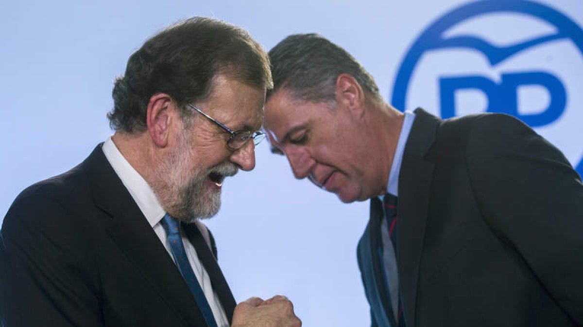 Mariano Rajoy conversa con el líder del PPC, Xavier García Albiol. QUIQUE GARCÍA