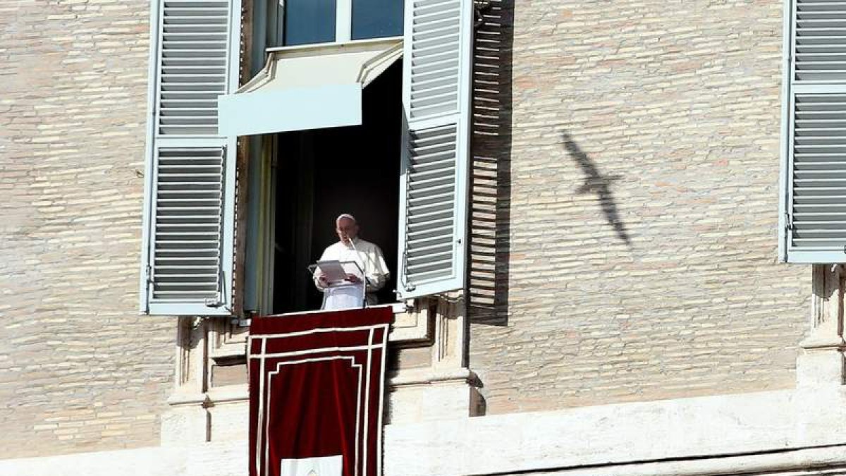 El papa durante el rezo del Ángelus oficiado ayer en la plaza de san Pedro.